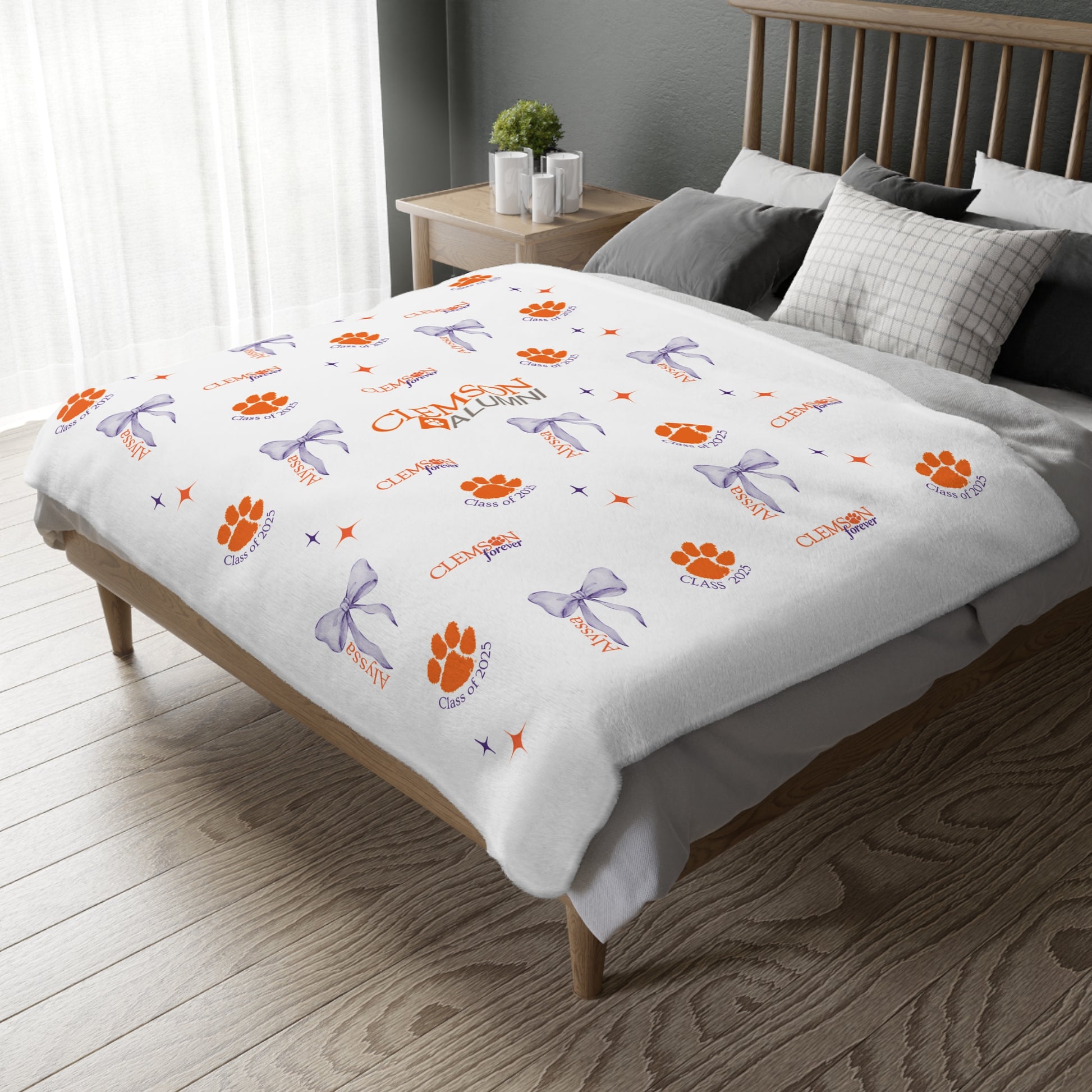 Graduation 2025 Paw Print Velvet Blanket - Personalizable - Whippie's