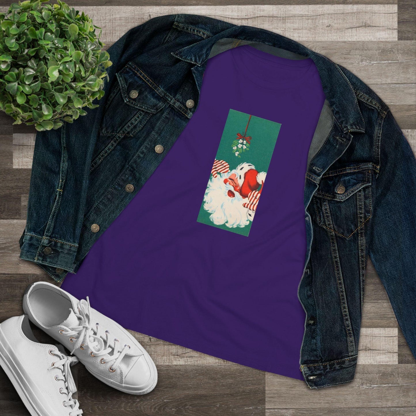 Santa Mistletoe Kisses - Women's Tee - Whippie's