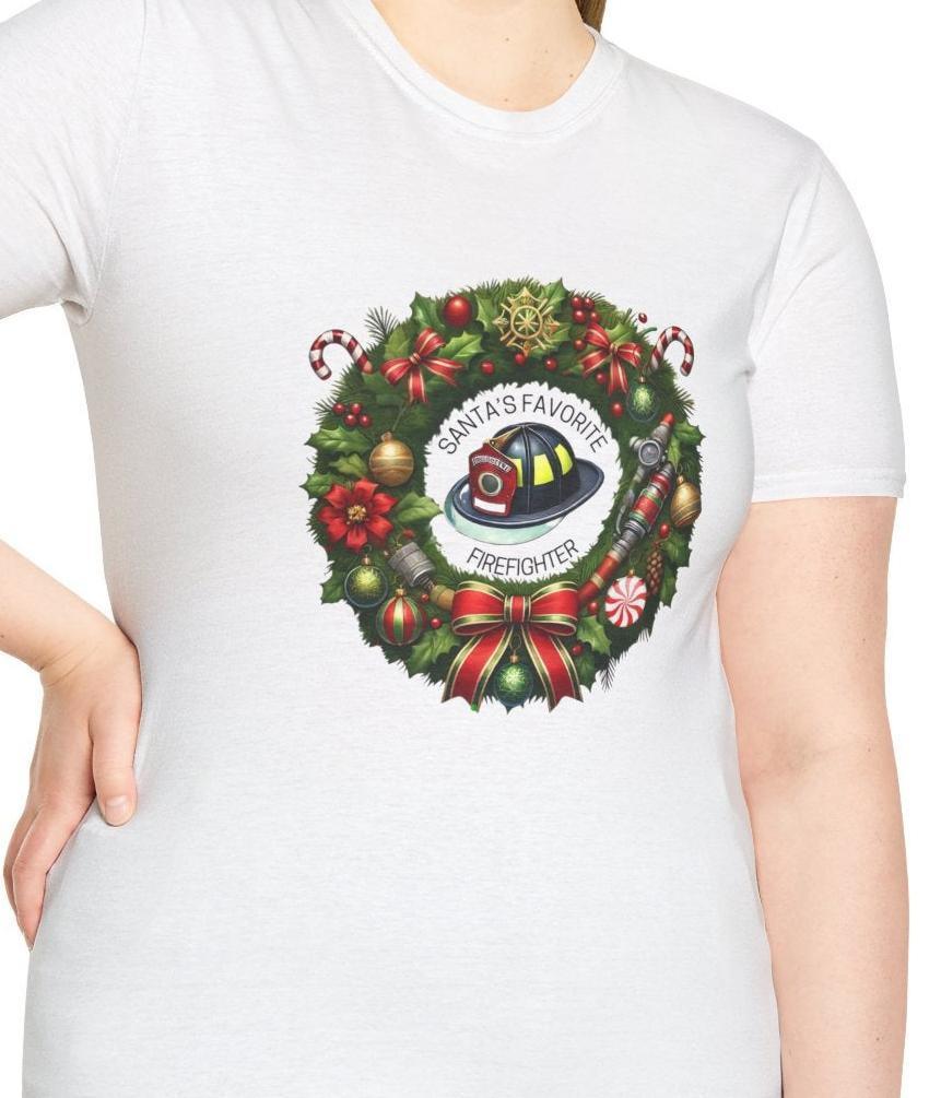Santa's Favorite Firefighter - Wreath - Unisex Tee 🔥🎅 - Whippie's